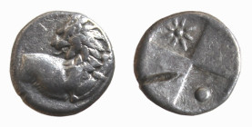 THRACIA - CHERSONESE (480-350 a.C.) HEMIDRACMA gr.2,0 -D/Leone a d. con la testa rivolta all'indietro R/Quadrato incuso con globo e stella -Ar - BMC 1...