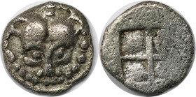 Griechische Münzen, MACEDONIA. AKANTHOS. Obol um 480 v. Chr. Vs.: Kopf einen Löwen von oben. Rs.: Viergeteiltes Quadratum incusum. Silber. 0,653 g. Se...