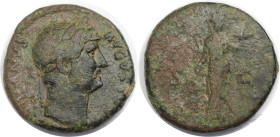 Römische Münzen, MÜNZEN DER RÖMISCHEN KAISERZEIT. Trajan (98-117 n. Chr). AE. (10,08 g. 24 mm) Vs.: Büste nach rechts. Rs.: Die Figur steht dazwischen...