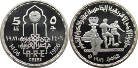 Weltmünzen und Medaillen, Ägypten / Egypt. XV. Afrikanischer Nationen-Pokal. 5 Pounds 1986 (AH 1406). 17,5 g. 0.720 Silber. KM 590. Polierte Platte
