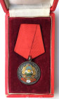 Orden und Medaillen, Europa / Europe. Rumänien. Medaille 5 Jahre Rumänische Volksrepublik 1952. Weißmetall und teilweise emaillierter, vergoldeter Auf...