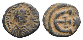 Justinian I (527-565). Æ 5 Nummi (15mm, 1.47g, 6h). Theoupolis (Antioch), c. 551-560. Diademed, draped and cuirassed bust r. R/ Large Є with central c...