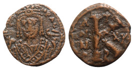 Maurice Tiberius (582-602). Æ 20 Nummi (20mm, 5.14g, 12h). Theoupolis (Antioch), year 20(?). Crowned bust facing, wearing consular robes, holding mapp...