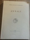 AA.VV. Istituto Italiano di Numismatica. Annali 64. Roma, 2018. Softcover, pp. 213, pl.. XXI in b/w. Very good condition.