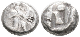 Greek
ACHAEMENID EMPIRE, Time of Darios I to Xerxes II (Circa 485-420 BC) AR Siglos (14,6 mm, 5,5 g)
Obv: Persian king in kneeling-running stance ri...