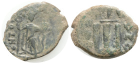 ARAB-BYZANTINE. Early Caliphate (636-660). Ae Fals. Imitative coinage. 4,8 g. 24 mm.
Obv: ENTO - VTO.
Crowned emperor standing facing with long cros...
