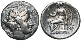 BRUTTIUM, TERINA, AR drachme, vers 300 av. J.-C. D/ TEPINAIΩN T. de la nymphe à d. Derrière, triskèle. R/ Niké ailée assise à g. sur un cippe, ten. un...