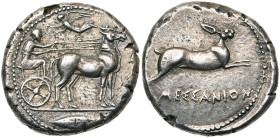 SICILE, MESSANA, AR tétradrachme, 428-426 av. J.-C. D/ Bige de mules à d., conduit par un aurige, cour. par Niké volant à g. A l'ex., feuille d'olivie...