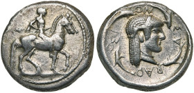 SICILE, SYRACUSE, AR didrachme, 500-485 av. J.-C. D/ Cavalier nu conduisant son cheval au pas à d. R/ ΣV-RA-OΣI-ON T. diad. d'Aréthuse à d., la cheve...