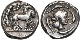 SICILE, SYRACUSE, AR tétradrachme, vers 485-479 av. J.-C. D/ Quadrige au pas à d., survolé par Niké cour. les chevaux. R/ ΣVRAK-OΣ-I-ON T. d'Aréthuse ...