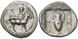 MACEDOINE, MENDE, AR tétrobole, vers 425 av. J.-C. D/ Dionysos ten. un canthare, étendu à g. sur le dos d'un âne marchant à d. R/ Cratère à volutes en...