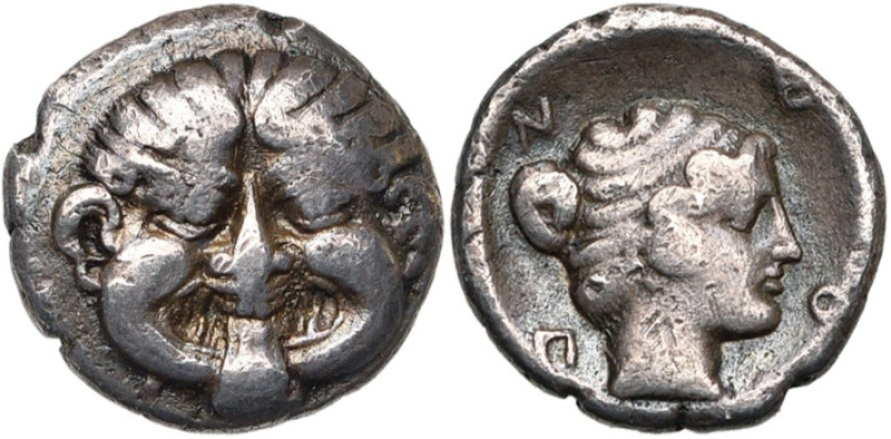 MACEDOINE, NEAPOLIS, AR hémidrachme, vers 360 av. J.-C. D/ Gorgoneion de f., gri...