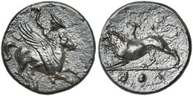 ACARNANIE, LEUCAS, AE bronze, 350-300 av. J.-C. D/ Bellérophon chevauchant Pégase au galop à d. R/ Chimère à g. A l'ex., globule Λ. BMC 47-49 var. 3,...