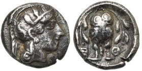 ATTIQUE, ATHENES, AR hémidrachme, vers 400-350 av. J.-C. D/ T. casquée d'Athéna à d., le casque orné de feuilles d'olivier. R/ Chouette de f. entre de...