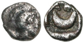 ATTIQUE, ATHENES, AR tétartémorion (1/4 obole), vers 390-350 av. J.-C. D/ T. casquée d'Athéna à d., le casque orné d'un fleuron et de feuilles d'olivi...