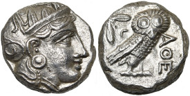 ATTIQUE, ATHENES, AR tétradrachme, vers 350-340 av. J.-C. Style Pi V. D/ T. casquée d'Athéna à d., le casque orné d'un fleuron et de feuilles d'olivie...