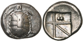 EGINE, AR drachme, vers 350-338 av. J.-C. D/ Tortue. R/ Carré creux divisé en cinq compartiments inégaux. Deux globules dans le compartiment supérieur...