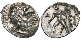 CRETE, GORTYNE, AR drachme, vers 94-86 av. J.-C. Classe C. D/ T. diad. de Zeus à d. R/ Figure masc. deb. de f., ten. un bouclier posé à terre et une l...