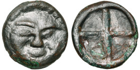 LITTORAL DE LA MER NOIRE, OLBIA, AE bronze coulé, 400-350 av. J.-C. D/ Gorgonéion. R/ Roue à quatre rayons cantonnée de A-P-I-X. SNG BM 388; SNG Stanc...