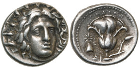 ILES DE CARIE, RHODES, ville de Rhodes, AR didrachme, vers 250 av. J.-C. D/ T. d'Hélios de f., légèrement tournée à d. R/ Rose avec bouton. Au-dessus,...