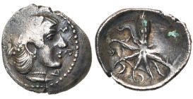 SICILE, SYRACUSE, AR litre, 485-479 av. J.-C. D/ ΣVRA T. d'Aréthuse à d., les cheveux retenus par un collier de perles. R/ Poulpe. Boehringer 415-418;...