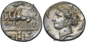 SICILE, SYRACUSE, AR décadrachme, vers 390 av. J.-C. Par Evainetos. D/ Quadrige au galop à g., l'aurige couronné par Niké volant à d. A l'exergue, une...