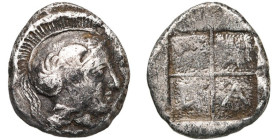 MACEDOINE, AKANTHOS, AR diobole, 470-390 av. J.-C. D/ T. casquée d'Athéna à d. R/ A-K-A-N, de g. à d. dans un carré quadriparti incus. Le A et le K ré...