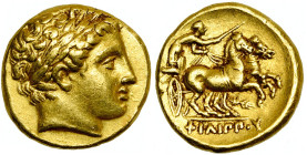 ROYAUME DE MACEDOINE, Philippe II (359-336), AV statère, 323-315 av. J.-C., Pella. D/ T. l. d'Apollon à d. R/ ΦΙΛΙΠΠOY Bige au galop à d. Sous les ant...