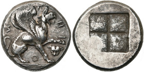 IONIE, TEOS, AR statère, vers 470-449 av. J.-C. D/ Griffon assis à d., la patte g. levée au-dessus d'une tête de panthère de f. Sur le tour, T-H-I-O-...