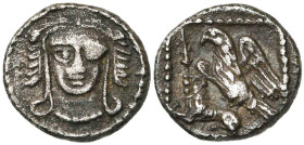 CILICIE, ATELIER INCERTAIN, AR obole, 4e s. av. J.-C. D/ T. d'Héraclès de f., coiffée de la peau de lion. R/ Aigle à g. sur un lion à g. A g., une mas...