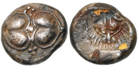 CYRENAIQUE, CYRENE, AR drachme, 500-480 av. J.-C. D/ Deux fruits de silphion l'un contre l'autre. Globule au centre. De part et d'autre, quatre globul...