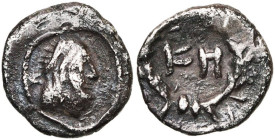 ROYAUME DE NABATEE, Syllaeus (†9), AR 1/4 drachme. D/ T. diad. d'Obodas III à d. A g., Shin. R/ Shin et Hêth dans une couronne. Meshorer Sup. 4; Schmi...