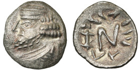 ROYAUME PERSE, Vahsir (1er s. av. J.-C.), AR drachme. D/ B. diad. à g. R/ Signe N entouré d'une légende circulaire. Alram 587; BMC 221, 1 (roi indéter...