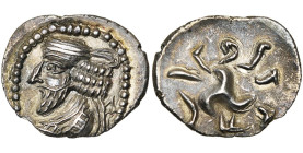 ROYAUME PERSE, Pakor II (1e moitié du 1er s. av. J.-C.), AR hémidrachme. D/ B. diad., dr. à g. R/ Triskèle entouré d'une légende dégénérée. Alram 597;...