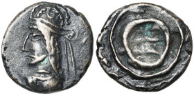 ROYAUME PERSE, roi incertain II (fin 1er s.), AE petit bronze. D/ B. diad., dr. à g., coiffé d'une tiare ornée d'un croissant. R/ Double diadème styli...