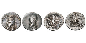 ROYAUME PARTHE, lot de 2 drachmes frappées à Rhagae: Mithradates II et Gotarzes Ier (griffes au revers). Sellwood 28/2 et 33/4.

Très Beau