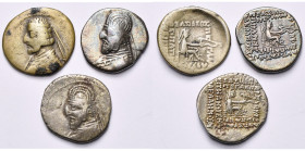 ROYAUME PARTHE, Orodes Ier (90-77), lot de 3 drachmes frappées à Rhagae: Sellwood 30/16 (roi indéterminé; taches) et 31/6 (2).

Beau à Très Beau...
