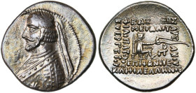ROYAUME PARTHE, Phraates III (70-57), AR drachme, Rhagae. D/ B. diad. à g., avec une courte barbe. R/ Archer assis à d., ten. un arc. Sous l'arc, . S...
