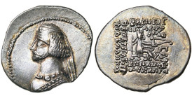 ROYAUME PARTHE, Mithradates III (57-54), AR drachme, Rhagae. D/ B. diad. à g. R/ Archer assis à d., ten. un arc. Au-dessus de l'arc, . Sellwood 40/5;...