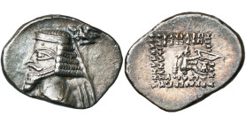 ROYAUME PARTHE, Phraates IV (38-2), AR drachme, Ecbatane. D/ B. diad. à g. Derrière, aigle ten. une couronne. R/ Archer assis à d., ten. un arc. Sous ...