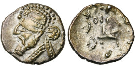 ROYAUME PARTHE, Vologases II (77-80), AR diobole. D/ B. dr., diad. à g. Sur le sommet de la tiare, trois rangs de points. La base de la tiare, le ruba...