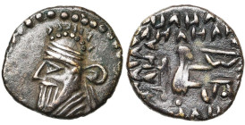 ROYAUME PARTHE, Pacoros II (78-105), AR diobole. D/ B. diad. à g., avec une barbe courte, coiffé d'une tiare. R/ Archer assis à d., ten. un arc. Sous ...