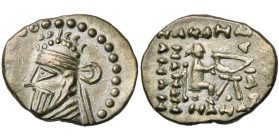 ROYAUME PARTHE, Pacoros II (78-105), AR diobole. D/ B. diad. à g., avec une barbe courte, coiffé d'une tiare. R/ Archer assis à d., ten. un arc. Sous ...