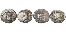 ROYAUME PARTHE, lot de 2 drachmes frappées à Ecbatane: Artaban III et Vologases III. Sellwood 74/6 et 78/4.

presque Très Beau et Très Beau