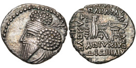 ROYAUME PARTHE, Osroes Ier (109-129), AR drachme, Ecbatane. D/ B. diad. à d., les cheveux rassemblés en touffes sur le sommet du crâne et sur l'oreill...