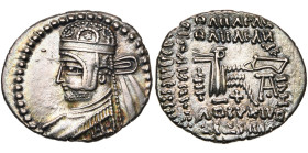 ROYAUME PARTHE, Parthamaspates (116), AR drachme, Ecbatane. D/ B. diad. à g., coiffé d'une tiare. R/ Archer assis à d., ten. un arc. Sous l'arc, . Se...