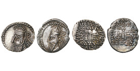 ROYAUME PARTHE, lot de 2 drachmes frappées à Ecbatane: Vologases IV (champs polis au droit) et Osroes II. Sellwood 84/132 et 85/1.

Très Beau