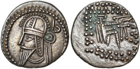 ROYAUME PARTHE, Vologases VI (208-228), AR drachme, Ecbatane. D/ B. diad. à g., coiffé d'une tiare. R/ Archer assis à d., ten. un arc. Sous l'arc, . ...
