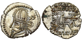 ROYAUME PARTHE, Artaban IV (216-224), AR drachme, Ecbatane. D/ B. barbu à g., coiffé d'une tiare surmontée d'une ligne de points. Derrière, écriture p...