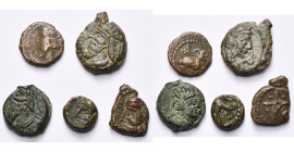 ROYAUME PARTHE, lot de 5 bronzes: Mithradates IV, chalque, R/ Bélier; Vologases IV, dichalque, R/ B. de Tyché (2); chalque, R/ Aigle, Roue à quatre ra...
